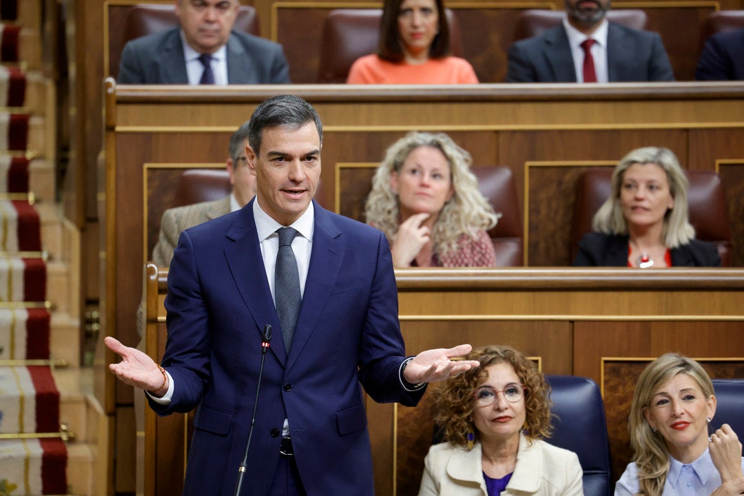 Feijóo carga contra el Gobierno por "saquear" a los trabajadores y Sánchez le replica: "Usted es un colosal engaño" Feijóo carga contra el Gobierno por "saquear" a los trabajadores y Sánchez le replica: "Usted es un colosal engaño"