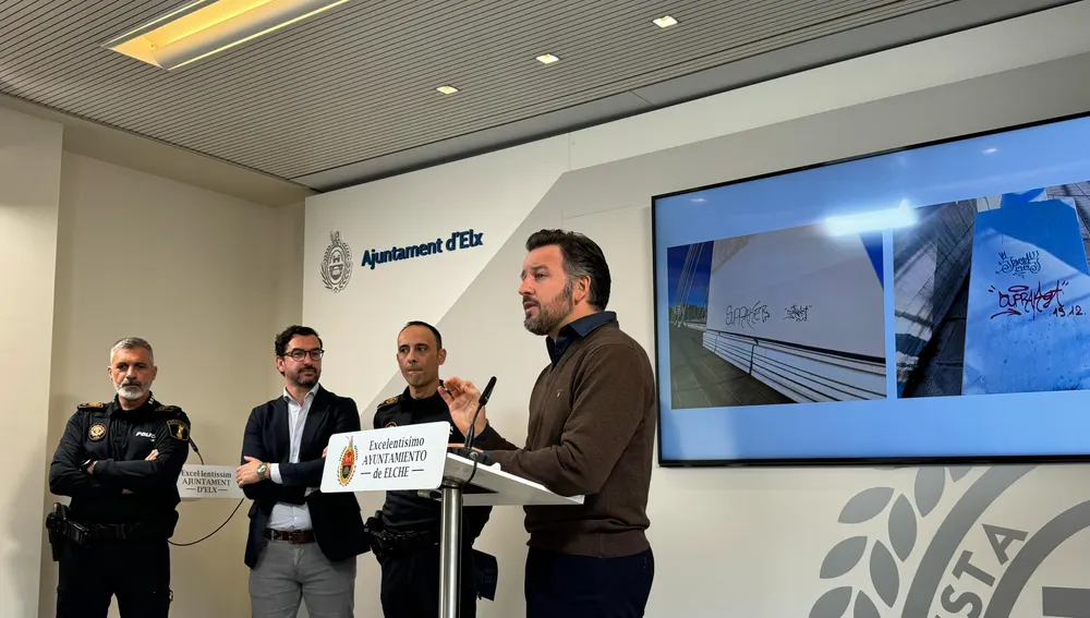 El alcalde de Elche durante la rueda de prensa sobre las pintadas en la ciudad. El alcalde de Elche durante la rueda de prensa sobre las pintadas en la ciudad.