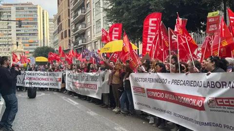 Los trabajadores del sector se han concentrado frente a la Consellería de Bienestar Social. Los trabajadores del sector se han concentrado frente a la Consellería de Bienestar Social.