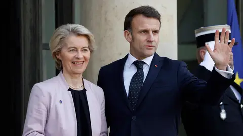 Úrsula von der Leyen y Enmanuel Macron el pasado lunes en la cumbre de París Úrsula von der Leyen y Enmanuel Macron el pasado lunes en la cumbre de París