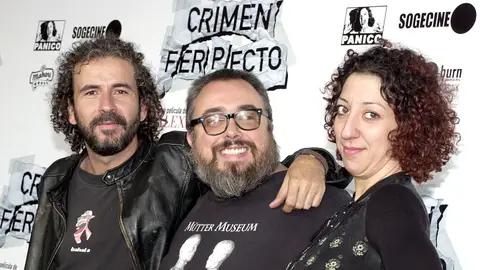Imagen de archivo del director de cine Alex de la Iglesia (c), durante la presentación de "Crimen Ferpecto", una comedia protagonizada por Guillermo Toledo (i) y Mónica Cervera (d). Imagen de archivo del director de cine Alex de la Iglesia (c), durante la presentación de "Crimen Ferpecto", una comedia protagonizada por Guillermo Toledo (i) y Mónica Cervera (d).