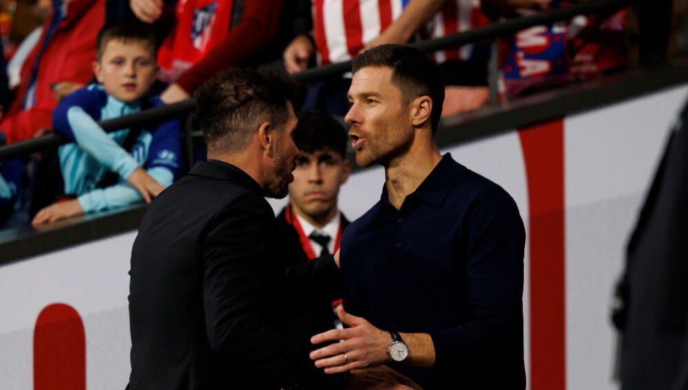Simeone y Xabi Alonso se saludan antes del Atlético - Leverkusen de la fase de Liga de la Champions