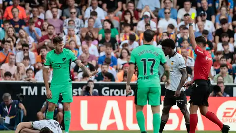 El árbitro muestra tarjeta amarilla al jugador del Atlético de Madrid ante los jugadores del Valencia CF durante el partido de Laliga disputado en Mestalla en septiembre de 2023 El árbitro muestra tarjeta amarilla al jugador del Atlético de Madrid ante los jugadores del Valencia CF durante el partido de Laliga disputado en Mestalla en septiembre de 2023