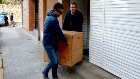Dues persones treuen els nanos del taller