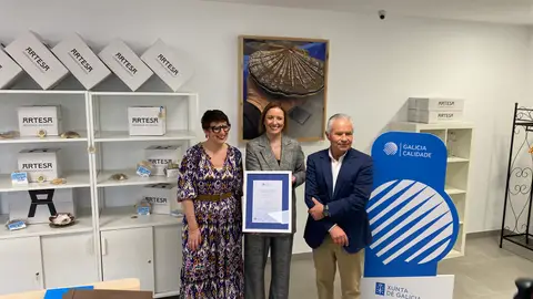 Artesa Rías Baixas recibe o selo de Galicia Calidade A xerente de Galicia Calidade, Ana Méndez, entregou o certificado que aos responsables de Artesa Rías Baixas, nun acto celebrado nas instalacións da empresa, situadas no Polígono de Barro (Pontevedra).