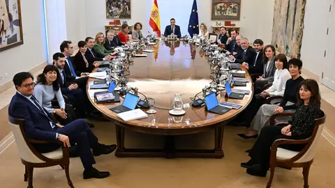 El Gobierno autoriza a Extremadura a formalizar operaciones de deuda a corto y largo plazo por un importe superior a los 20 millones El Gobierno autoriza a Extremadura a formalizar operaciones de deuda a corto y largo plazo por un importe superior a los 20 millones