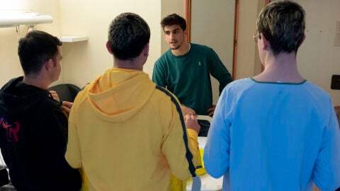 Gerard Moreno visit&oacute; a los j&oacute;venes que sufrieron la agresi&oacute;n