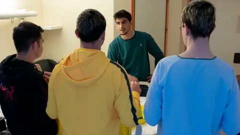 Gerard Moreno visitó a los jóvenes que sufrieron la agresión Gerard Moreno visitó a los jóvenes que sufrieron la agresión