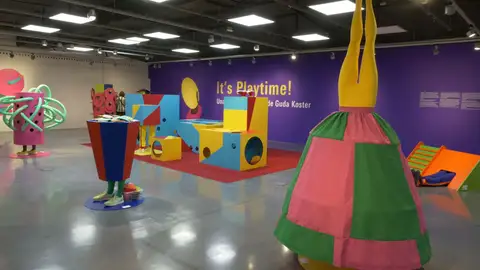 El Centre Pompidou Málaga presenta ‘It’s Playtime!’, una instalación de Guda Koster que invita a adentrarse en un universo lúdico y enigmático El Centre Pompidou Málaga presenta ‘It’s Playtime!’, una instalación de Guda Koster que invita a adentrarse en un universo lúdico y enigmático