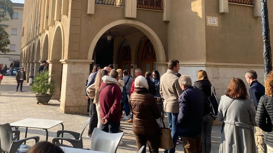 Malestar en l'Alcúdia por el reparto de las tarjetas de transporte de La Generalitat Malestar en l'Alcúdia por el reparto de las tarjetas de transporte de La Generalitat