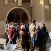 Vecinos de l'Alcúdia haciendo cola para recoger su tarjeta de transporte