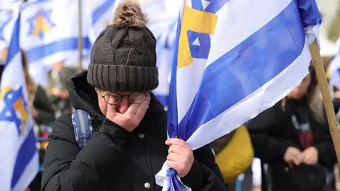 Una mujer reacciona mientras la gente se reúne en la Plaza de los Rehenes antes de la liberación de los cuerpos de los cuatro rehenes israelíes retenidos en Gaza. Una mujer reacciona mientras la gente se reúne en la Plaza de los Rehenes antes de la liberación de los cuerpos de los cuatro rehenes israelíes retenidos en Gaza.