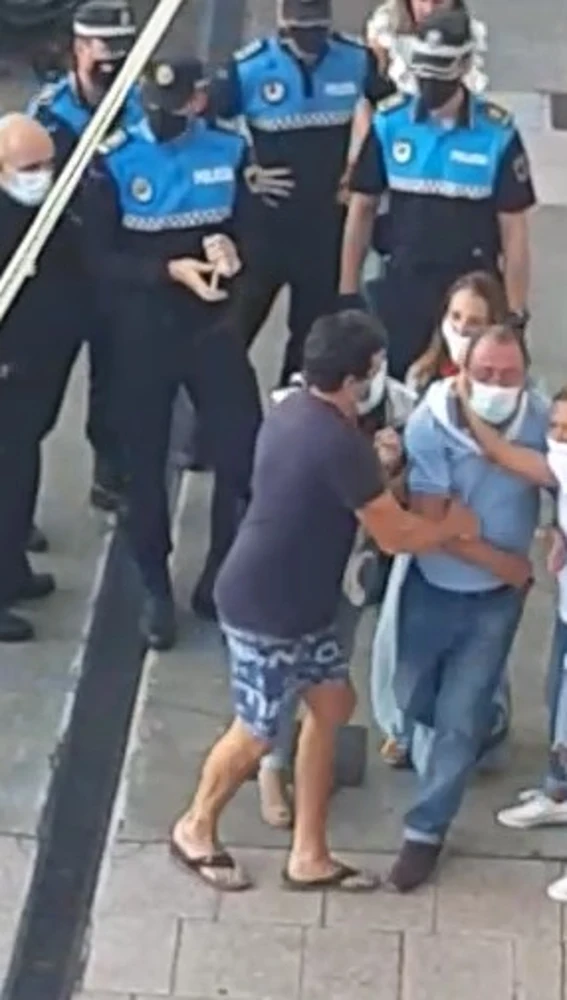 Un momento del altercado entre vecinos y agentes de la policía en Luarca. Un momento del altercado entre vecinos y agentes de la policía en Luarca.