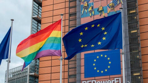 Bandera LGTBI als edificis comunitaris de la UE