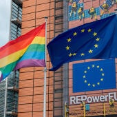 Bandera LGTBI als edificis comunitaris de la UE