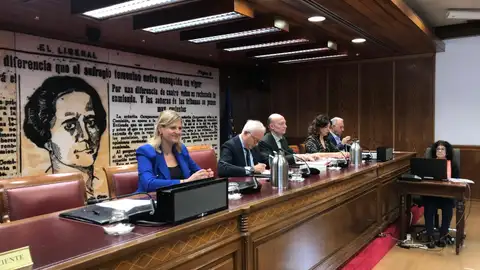 La presidencia de la Comisión, esperando a Patricia Úriz La presidencia de la Comisión, esperando a Patricia Úriz