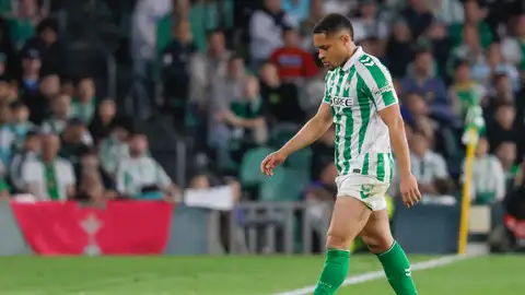 El delantero del Betis Vitor Roque abandona el terreno de juego tras su expulsión, durante el partido de vuelta de la ronda eliminatoria para octavos de la Liga Conferencia que Real Betis y KAA Gante disputan este jueves en el estadio Benito Villamarín, en Sevilla El delantero del Betis Vitor Roque abandona el terreno de juego tras su expulsión, durante el partido de vuelta de la ronda eliminatoria para octavos de la Liga Conferencia que Real Betis y KAA Gante disputan este jueves en el estadio Benito Villamarín, en Sevilla