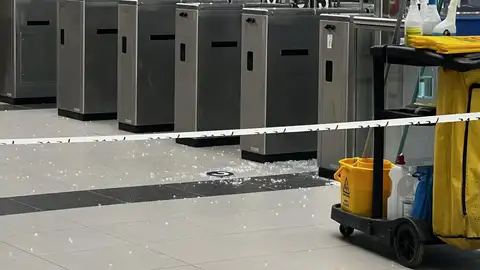 Zona acordana en la estación de Feve por los destrozos causados por el hombre en estado de enajenación Zona acordana en la estación de Feve por los destrozos causados por el hombre en estado de enajenación