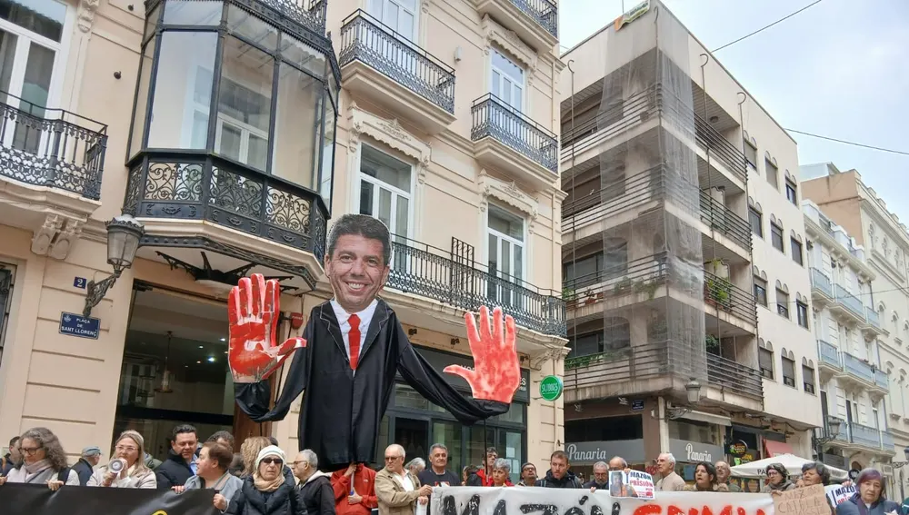 Los afectados le han recordado a Mazón que el 29 de Octubre no estuvo donde tenía que estar. Los afectados le han recordado a Mazón que el 29 de Octubre no estuvo donde tenía que estar.