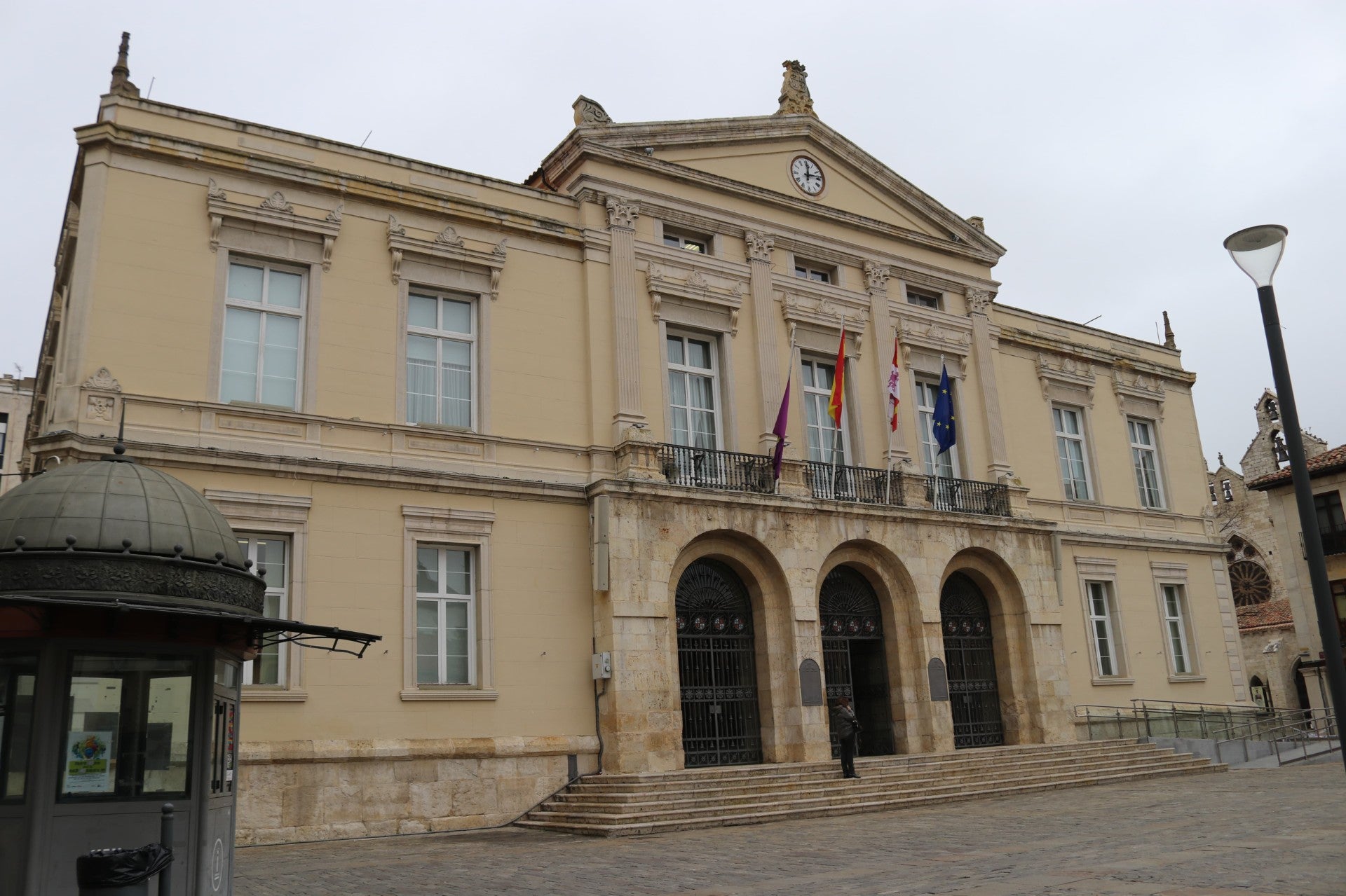 El Ayuntamiento de Palencia decreta un Día de Luto Oficial por el fallecimiento de Nicolás Castellanos El Ayuntamiento de Palencia decreta un Día de Luto Oficial por el fallecimiento de Nicolás Castellanos