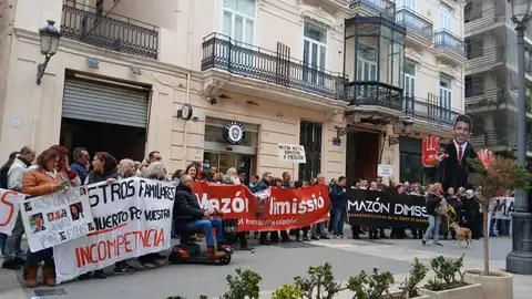 Afectados y familiares de fallecidos por la DANA se han concentrado a las puertas de Les Corts. Afectados y familiares de fallecidos por la DANA se han concentrado a las puertas de Les Corts.