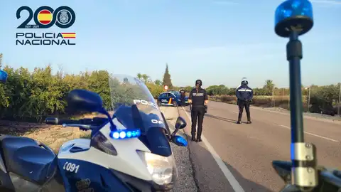 Agentes de la Policía Nacional en un control de seguridad en una pedanía de Elche. Agentes de la Policía Nacional en un control de seguridad en una pedanía de Elche.