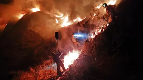 Bomberos del 112 Cantabria trabajando en la extinción de un incendio forestal Bomberos del 112 Cantabria trabajando en la extinción de un incendio forestal