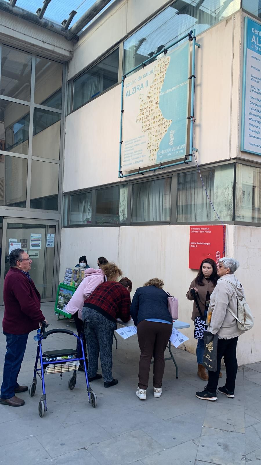El PSOE de Alzira recoge casi 4000 firmas para exigir soluciones en los centros de salud El PSOE de Alzira recoge casi 4000 firmas para exigir soluciones en los centros de salud