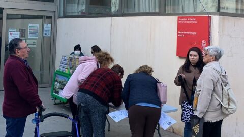 Recogida de firmas del PSOE junto al Centro de Salud Alzira II