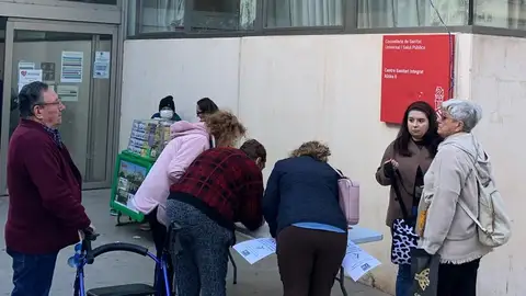 Recogida de firmas del PSOE junto al Centro de Salud Alzira II Recogida de firmas del PSOE junto al Centro de Salud Alzira II