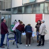 Recogida de firmas del PSOE junto al Centro de Salud Alzira II