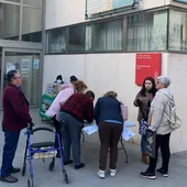 Recogida de firmas del PSOE junto al Centro de Salud Alzira II Recogida de firmas del PSOE junto al Centro de Salud Alzira II