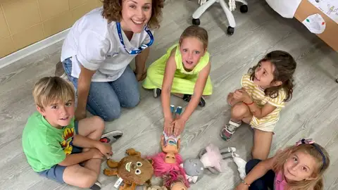 Algunos niños disfrutando de uno de los talleres de primeros auxilios Algunos niños disfrutando de uno de los talleres de primeros auxilios