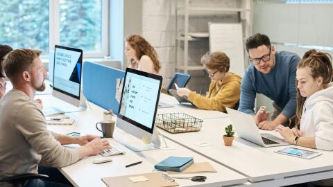 Trabajadores en una oficina Trabajadores en una oficina