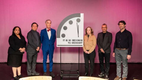 Cient&iacute;ficos junto al reloj del fin del mundo