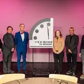 Científicos junto al reloj del fin del mundo Científicos junto al reloj del fin del mundo
