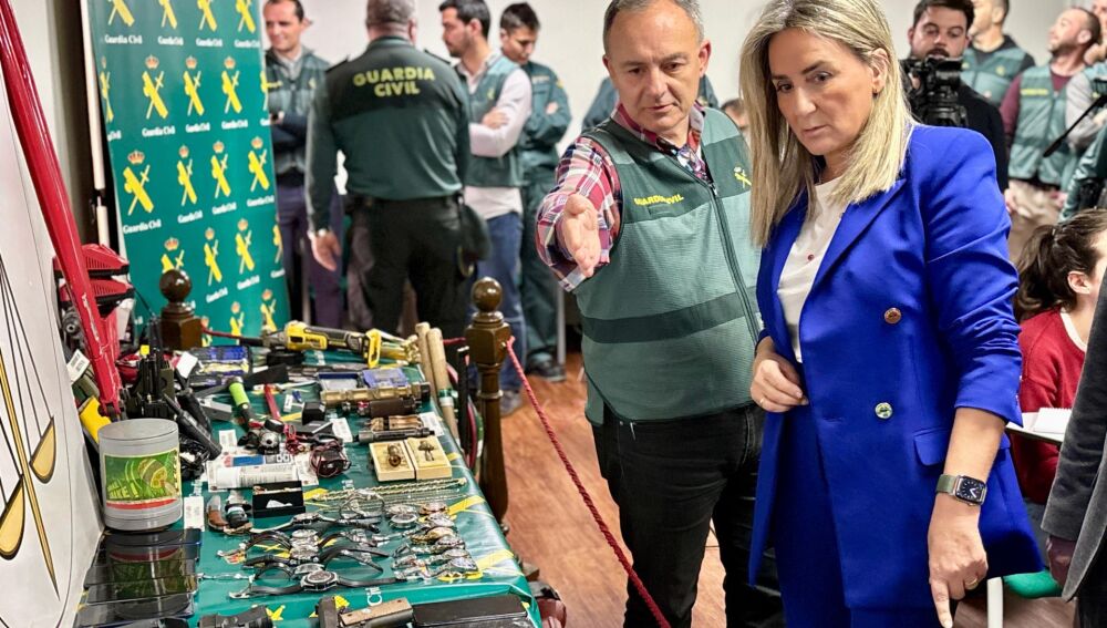 Milagros Tolón observando el material incautado al grupo criminal