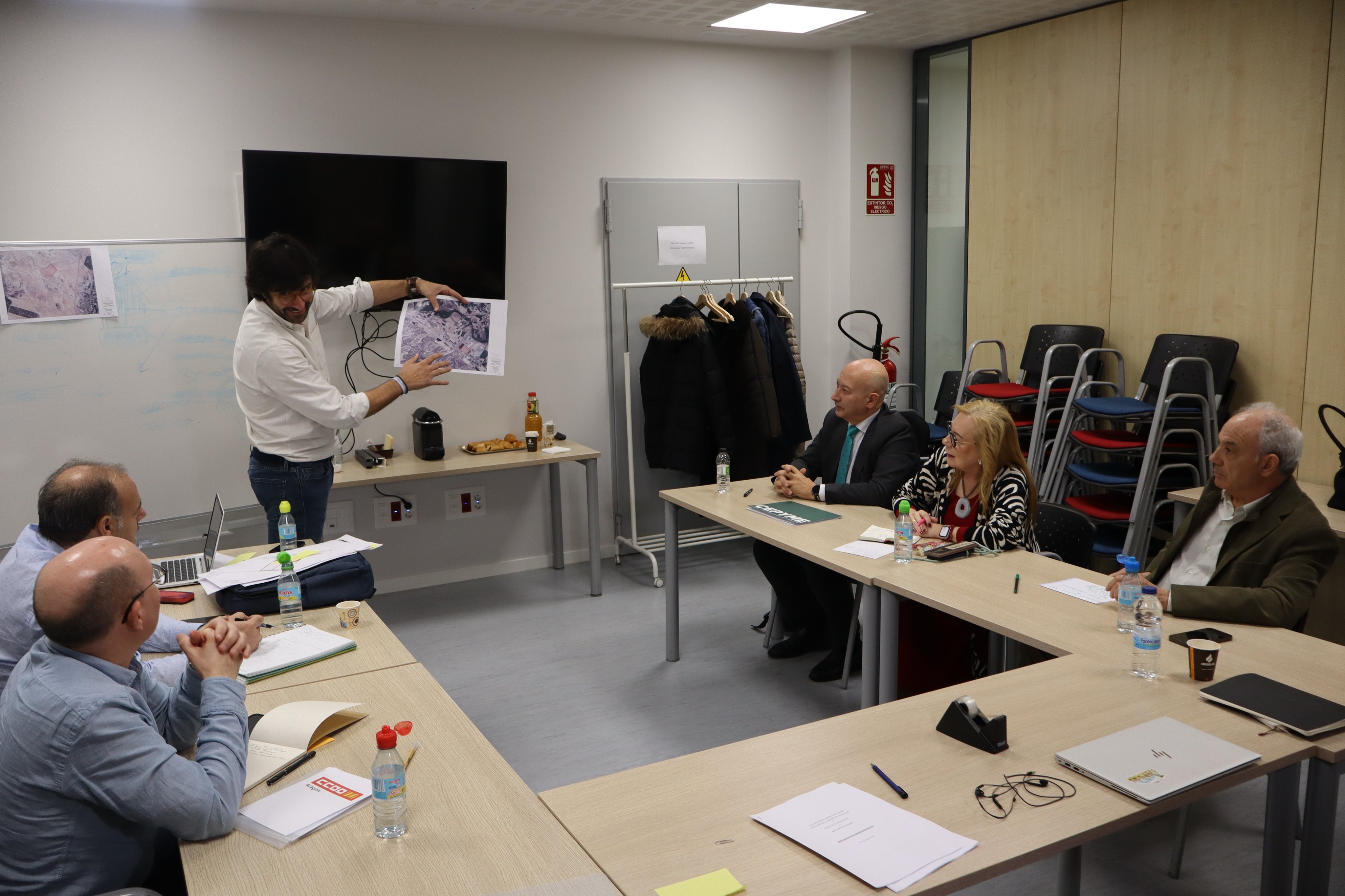 Los agentes sociales aprueban los centros de datos de AWS Los agentes sociales aprueban los centros de datos de AWS