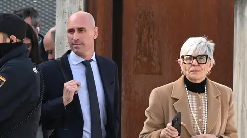 El expresidente de la Federación Española de Fútbol Luis Rubiales junto a su abogada, Olga Tubau a su salida de la Audiencia Nacional ayer. El expresidente de la Federación Española de Fútbol Luis Rubiales junto a su abogada, Olga Tubau a su salida de la Audiencia Nacional ayer.