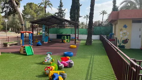 Zona del patio de una de las escuelas infantiles municipales de Elche. Zona del patio de una de las escuelas infantiles municipales de Elche.