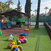 Zona del patio de una de las escuelas infantiles municipales de Elche. Zona del patio de una de las escuelas infantiles municipales de Elche.
