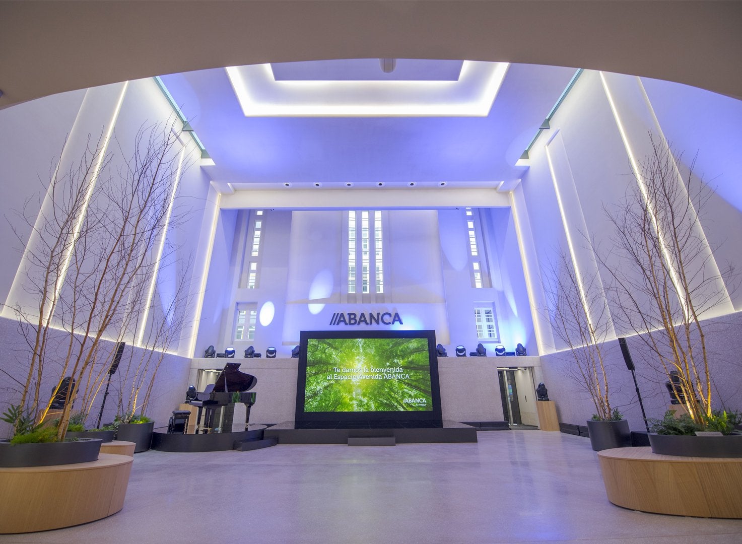 Reabre el cine Avenida, convertido en oficinas de Abanca, tras estar cerrado veintiocho años Reabre el cine Avenida, convertido en oficinas de Abanca, tras estar cerrado veintiocho años