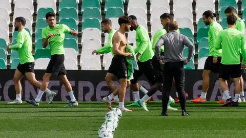 Entrenamiento dek Betis en el Benito Villamarín. Entrenamiento dek Betis en el Benito Villamarín.