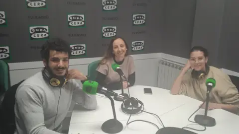Los actores que encarnan a los protagonistas de la leyenda, Andrea Gálvez y Sergio Caballero, junto a la directora gerente de la Fundación Bodas de Isabel, Lorena Muñoz BODAS DE ISABEL