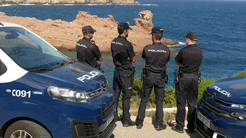 Agentes de la Policía Nacional en Ciutadella. Agentes de la Policía Nacional en Ciutadella.