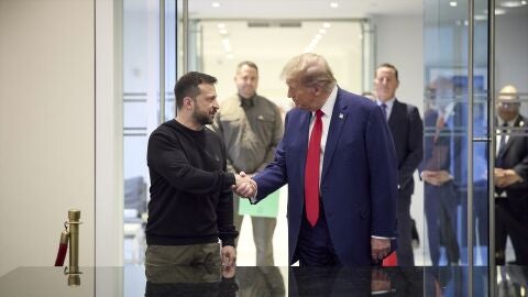 Donald Trump estrecha la mano del presidente ucraniano, Volodymyr Zelenskyy, tras su reuni&oacute;n en la sede de Trump.