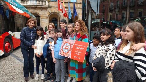 Los ni&ntilde;os siguen siendo los encargados de poner nombre a los autobuses en Gij&oacute;n