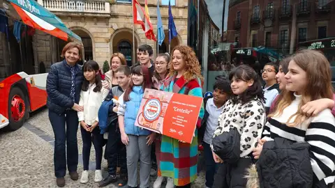 Los niños siguen siendo los encargados de poner nombre a los autobuses en Gijón Los niños siguen siendo los encargados de poner nombre a los autobuses en Gijón