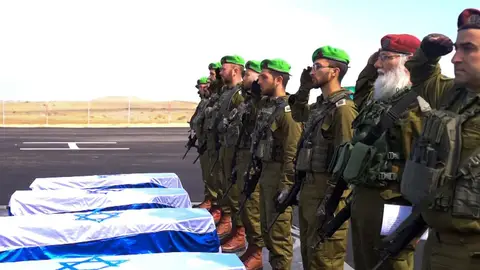 Soldados israelíes ante los ataúdes de los cuerpos de rehenes fallecidos entregados por Hamás. Soldados israelíes ante los ataúdes de los cuerpos de rehenes fallecidos entregados por Hamás.