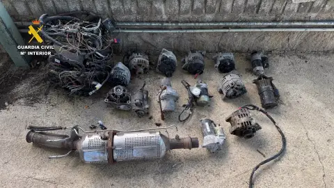 Dos detenidos por el robo de materiales y piezas de vehículos en Miajadas y Escurial por valor de 5.500 euros Dos detenidos por el robo de materiales y piezas de vehículos en Miajadas y Escurial por valor de 5.500 euros